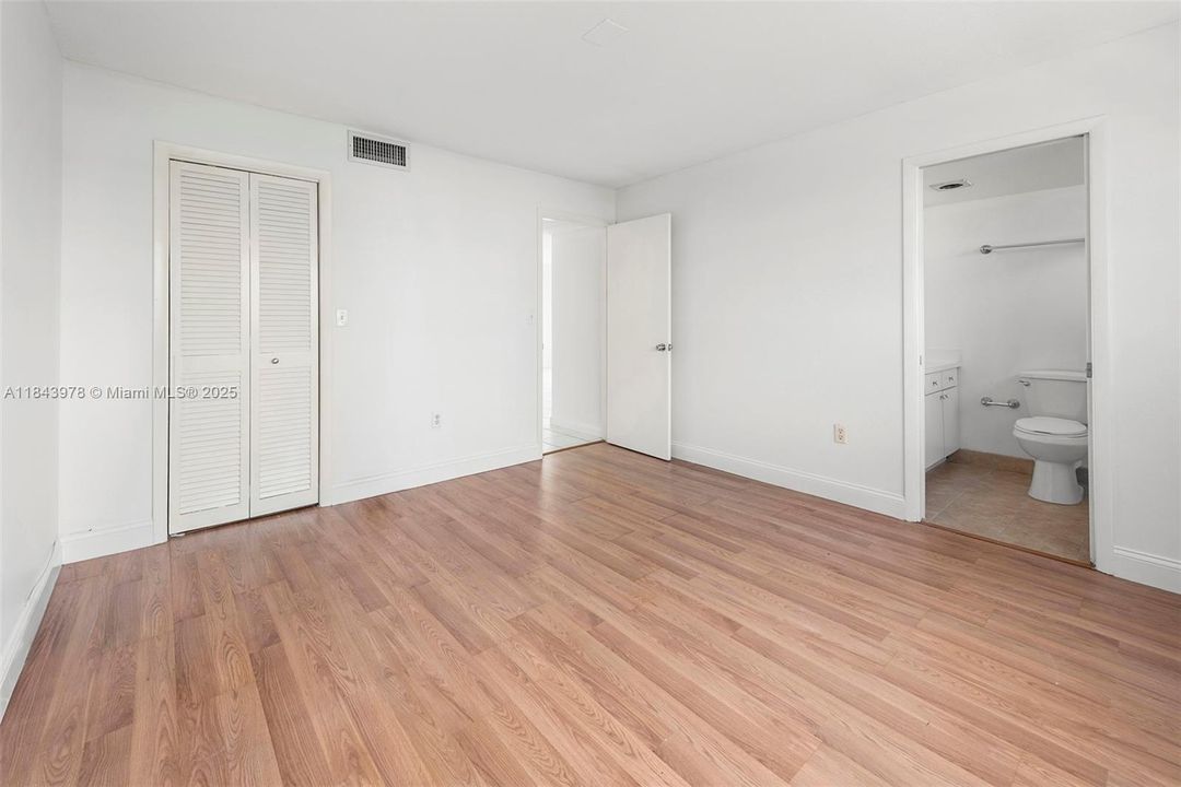 Под контрактом: $259,000 (2 спален, 2 ванн, 929 Квадратных фут)