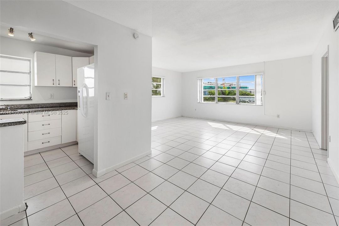 Под контрактом: $259,000 (2 спален, 2 ванн, 929 Квадратных фут)