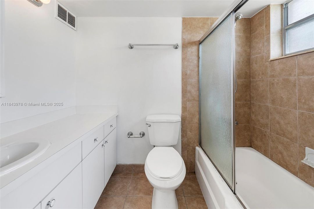 Под контрактом: $259,000 (2 спален, 2 ванн, 929 Квадратных фут)