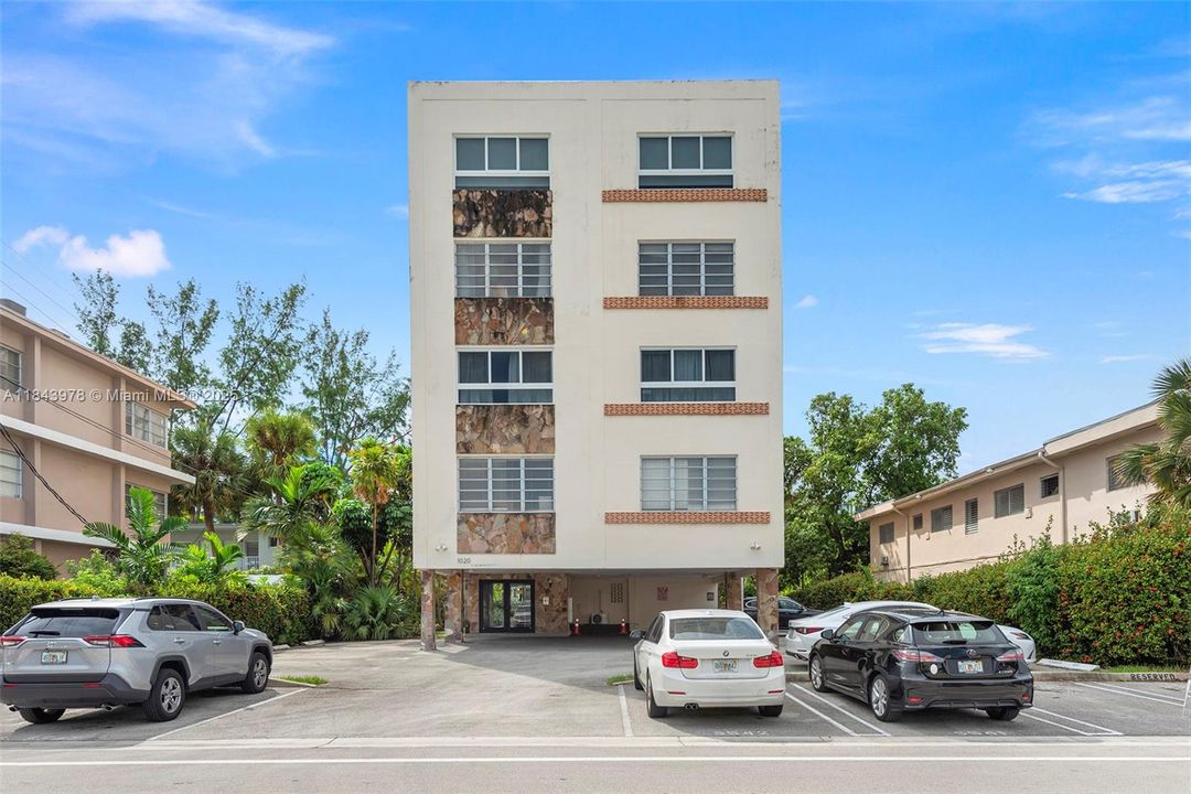 Под контрактом: $259,000 (2 спален, 2 ванн, 929 Квадратных фут)