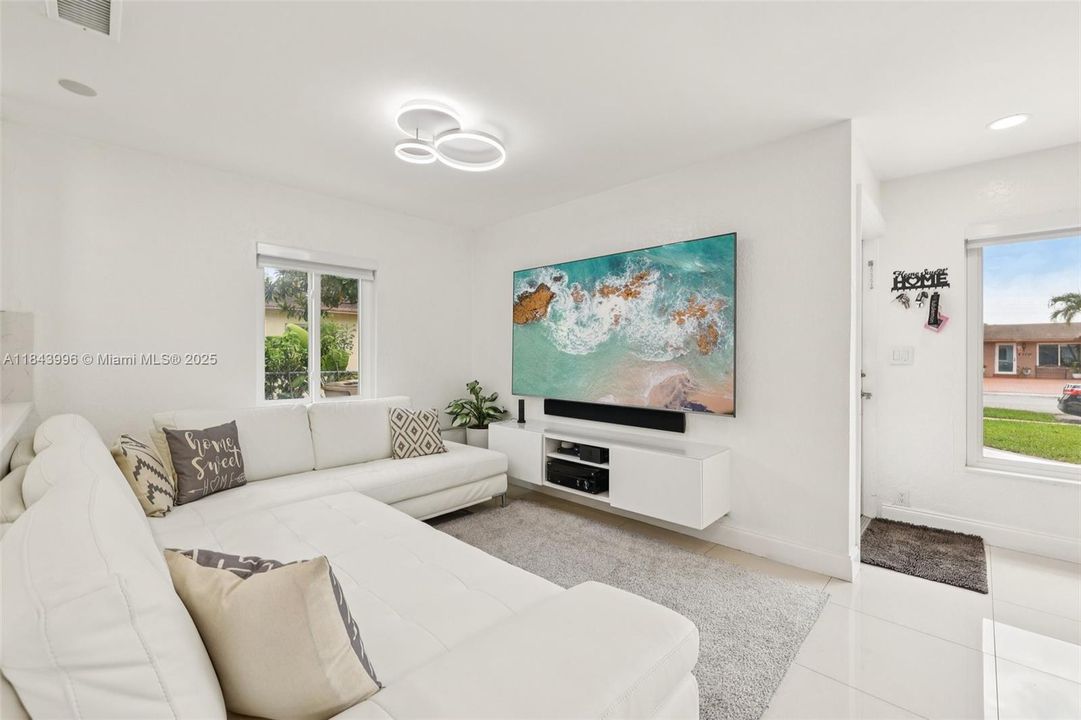 Недавно продано: $600,000 (4 спален, 2 ванн, 1495 Квадратных фут)