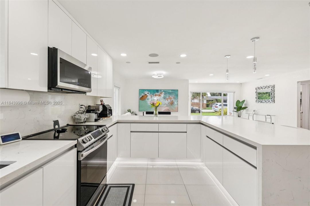 Недавно продано: $600,000 (4 спален, 2 ванн, 1495 Квадратных фут)