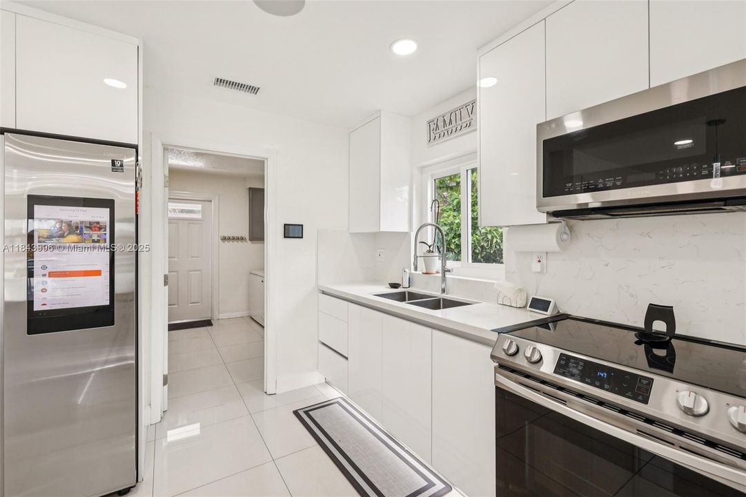 Недавно продано: $600,000 (4 спален, 2 ванн, 1495 Квадратных фут)