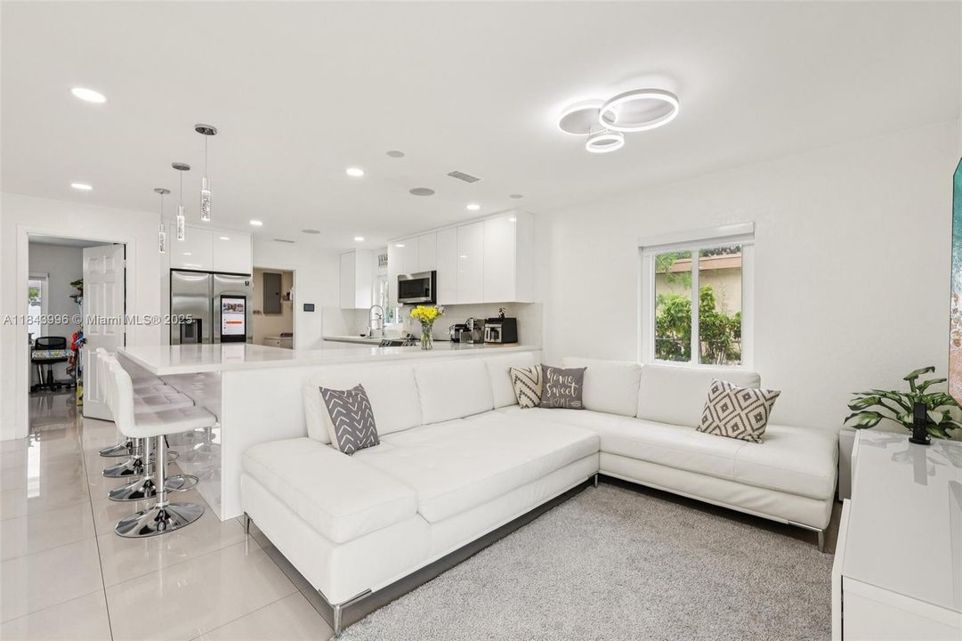 Недавно продано: $600,000 (4 спален, 2 ванн, 1495 Квадратных фут)