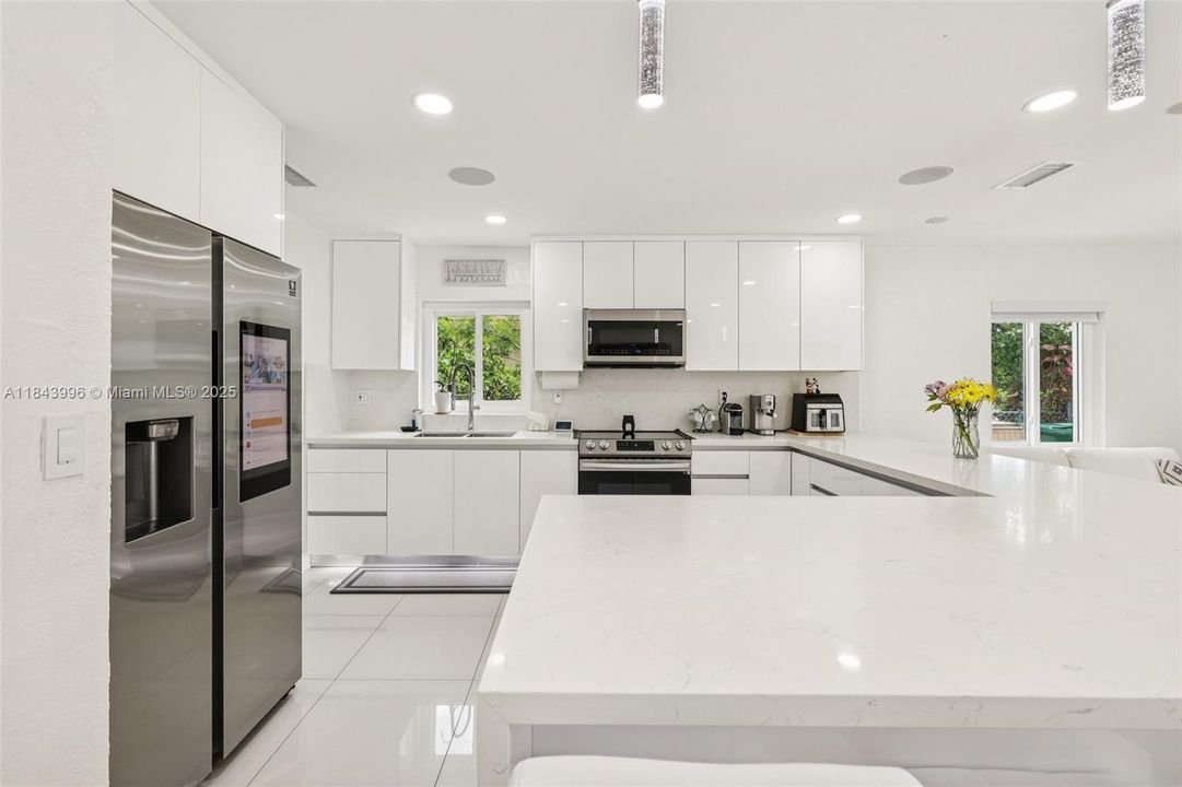 Недавно продано: $600,000 (4 спален, 2 ванн, 1495 Квадратных фут)