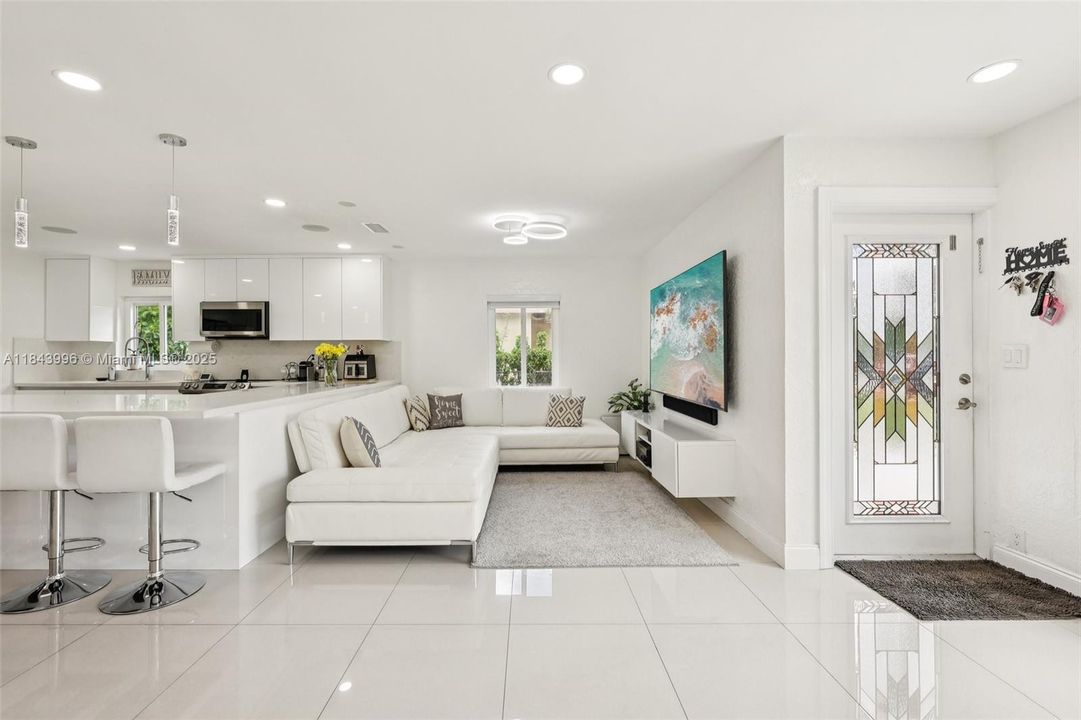 Недавно продано: $600,000 (4 спален, 2 ванн, 1495 Квадратных фут)