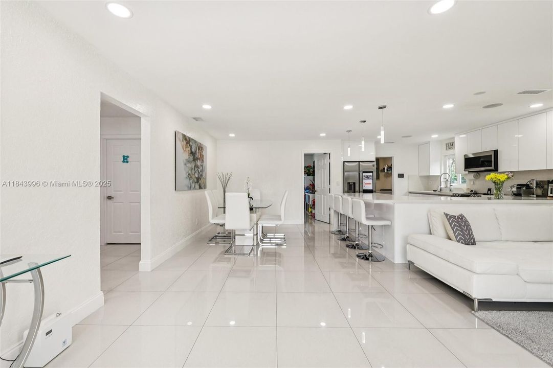 Недавно продано: $600,000 (4 спален, 2 ванн, 1495 Квадратных фут)