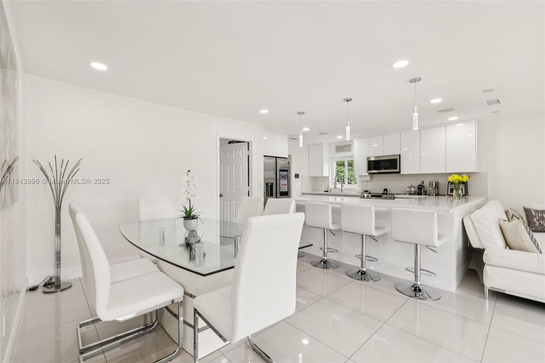 Недавно продано: $600,000 (4 спален, 2 ванн, 1495 Квадратных фут)