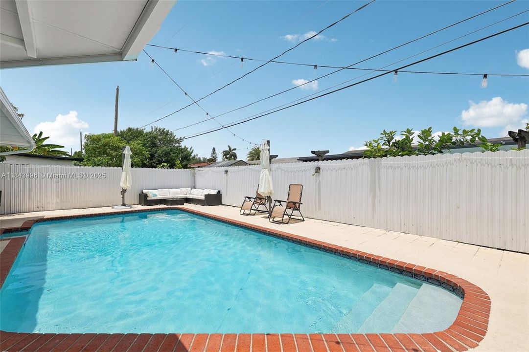 Недавно продано: $600,000 (4 спален, 2 ванн, 1495 Квадратных фут)