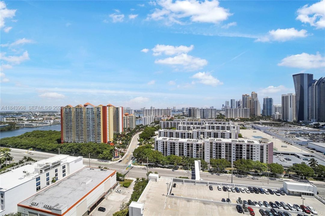 For Sale: $1,099,000 (2 beds, 3 baths, 1524 Square Feet)