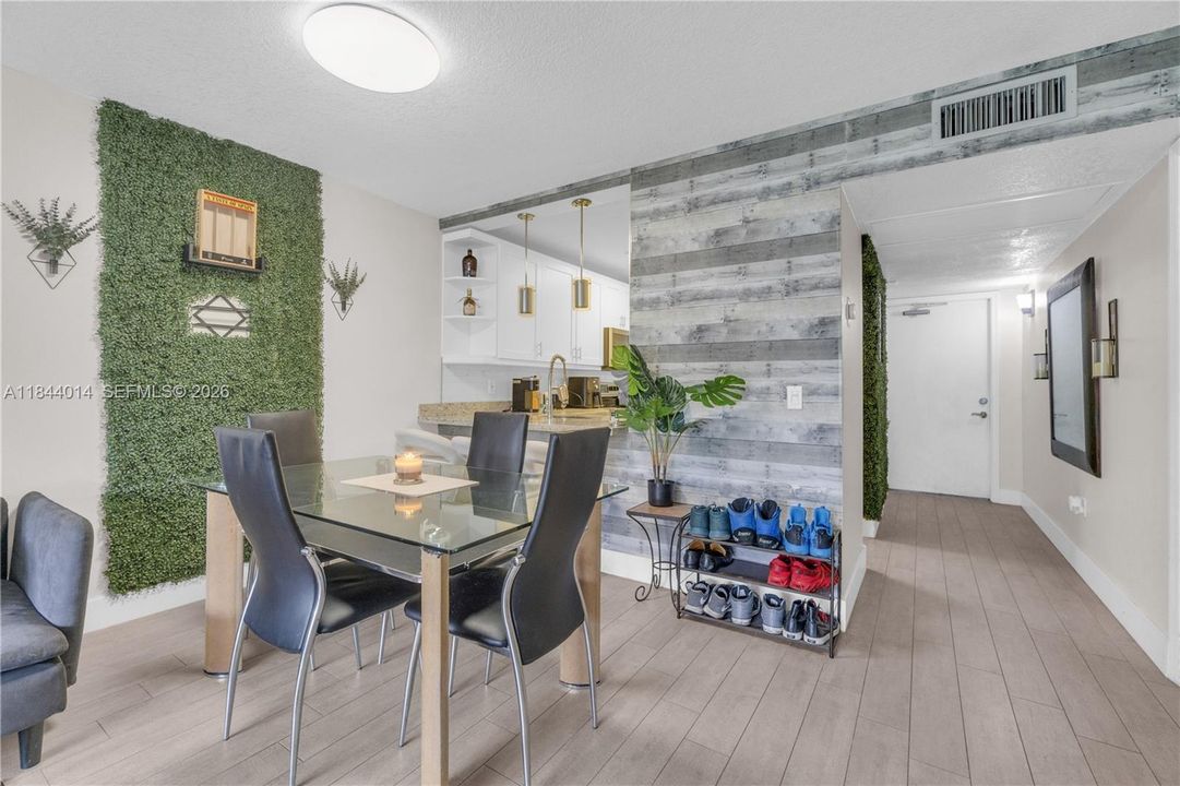 For Sale: $205,000 (2 beds, 2 baths, 1100 Square Feet)