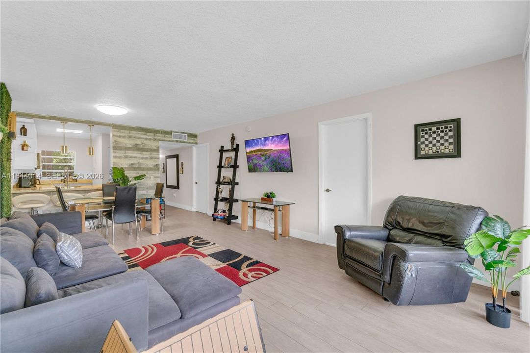 For Sale: $205,000 (2 beds, 2 baths, 1100 Square Feet)