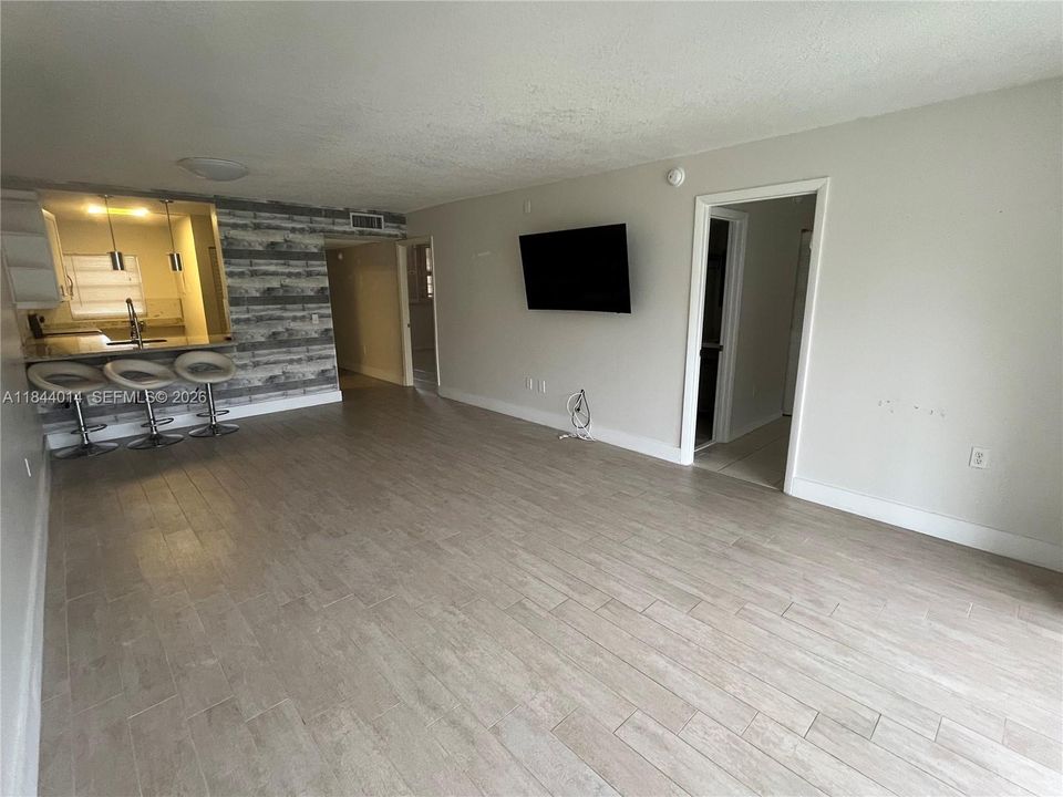 For Sale: $205,000 (2 beds, 2 baths, 1100 Square Feet)