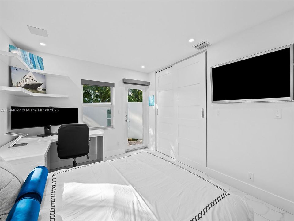 Vendido Recientemente: $1,499,999 (4 camas, 3 baños, 2069 Pies cuadrados)