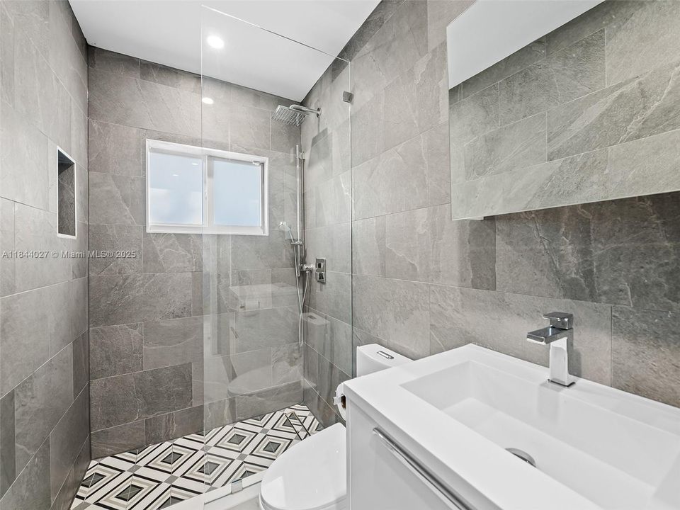 Vendido Recientemente: $1,499,999 (4 camas, 3 baños, 2069 Pies cuadrados)