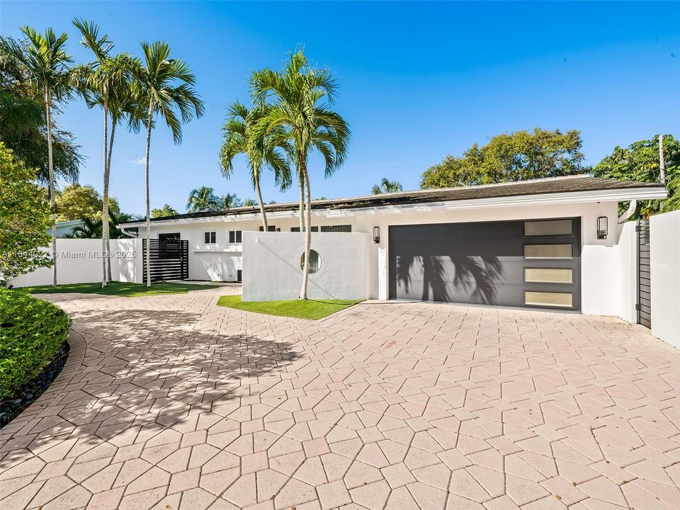 Vendido Recientemente: $1,499,999 (4 camas, 3 baños, 2069 Pies cuadrados)