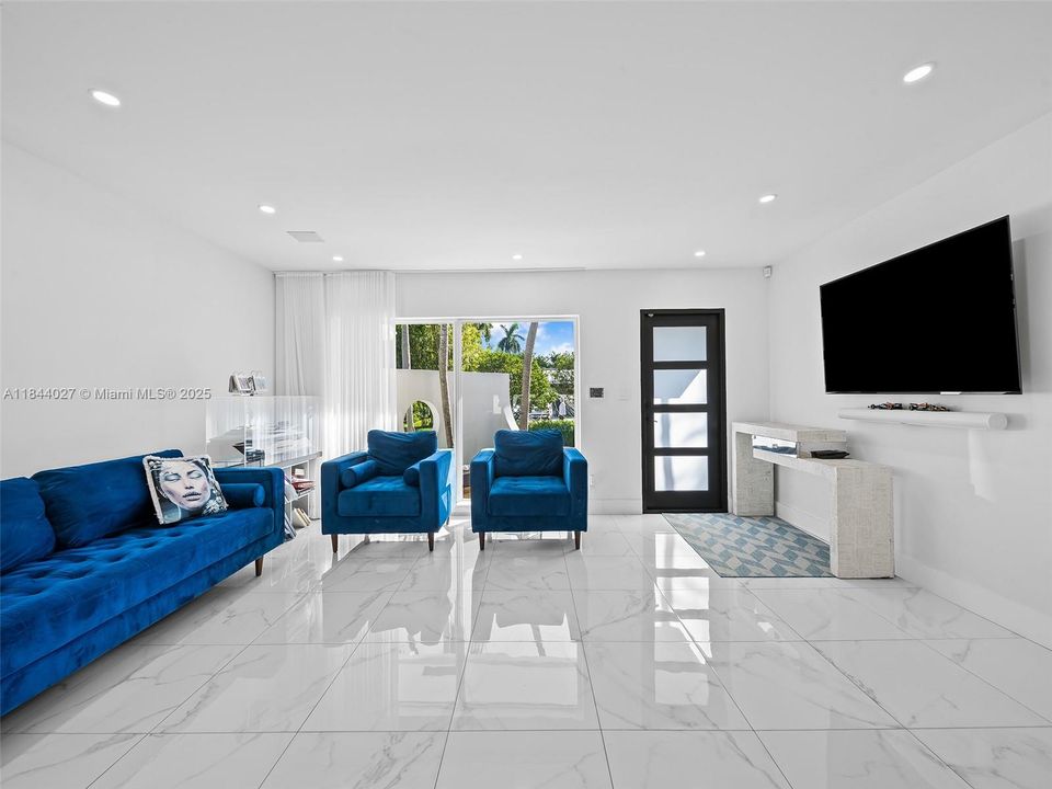 Vendido Recientemente: $1,499,999 (4 camas, 3 baños, 2069 Pies cuadrados)