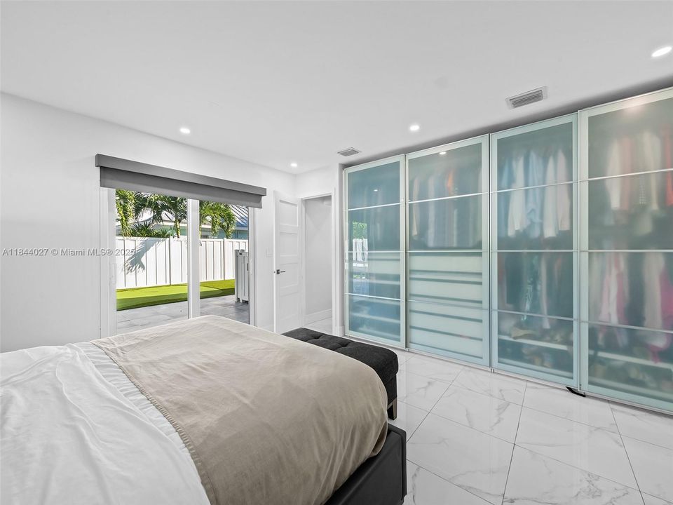 Vendido Recientemente: $1,499,999 (4 camas, 3 baños, 2069 Pies cuadrados)