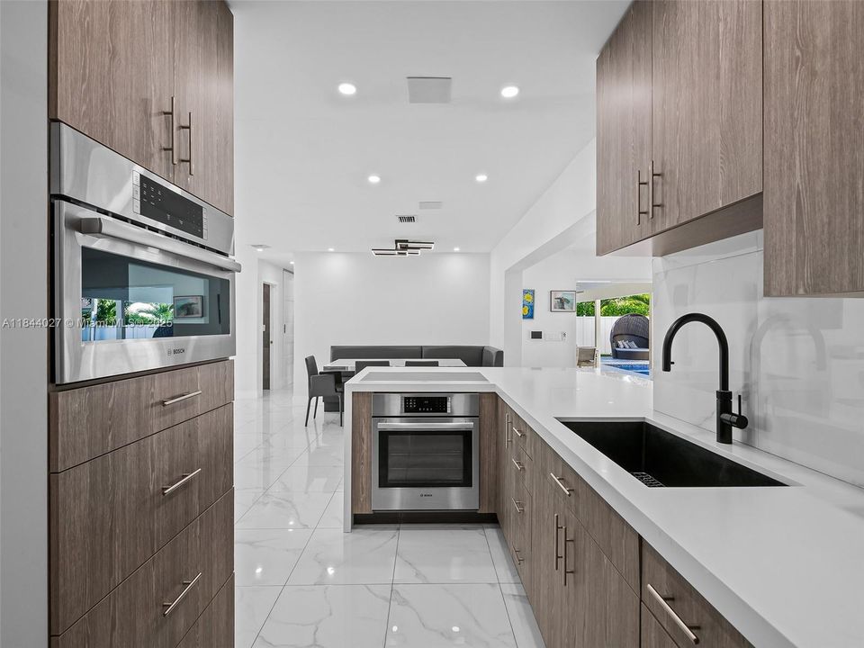 Vendido Recientemente: $1,499,999 (4 camas, 3 baños, 2069 Pies cuadrados)