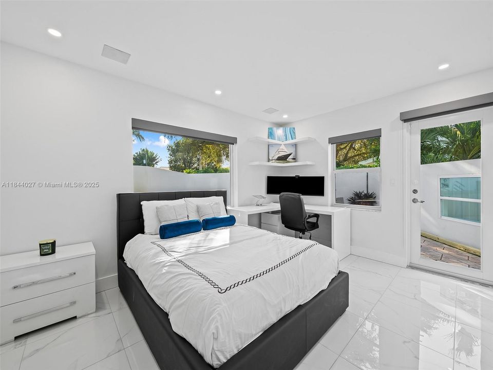 Vendido Recientemente: $1,499,999 (4 camas, 3 baños, 2069 Pies cuadrados)