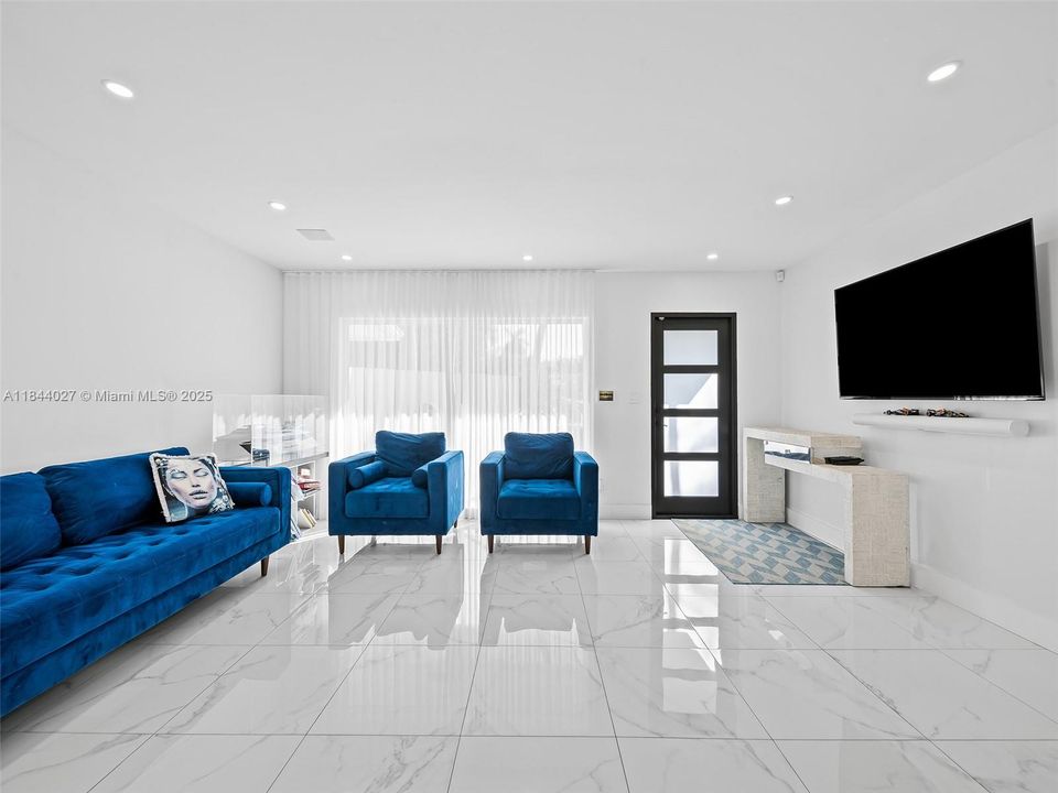 Vendido Recientemente: $1,499,999 (4 camas, 3 baños, 2069 Pies cuadrados)