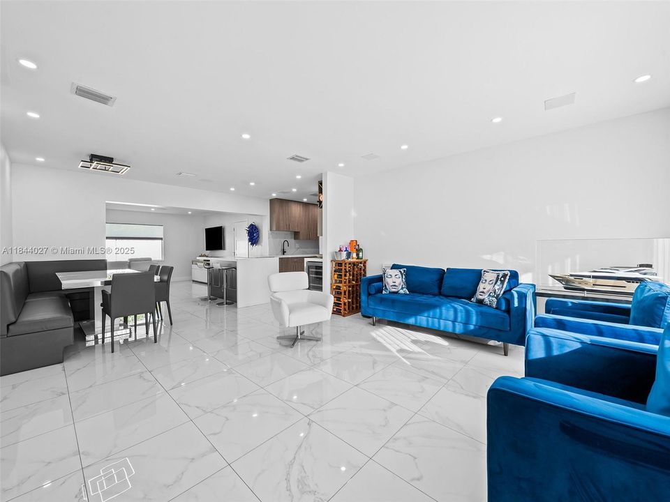 Vendido Recientemente: $1,499,999 (4 camas, 3 baños, 2069 Pies cuadrados)