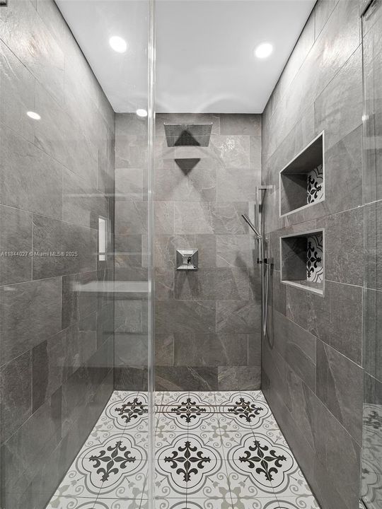 Vendido Recientemente: $1,499,999 (4 camas, 3 baños, 2069 Pies cuadrados)