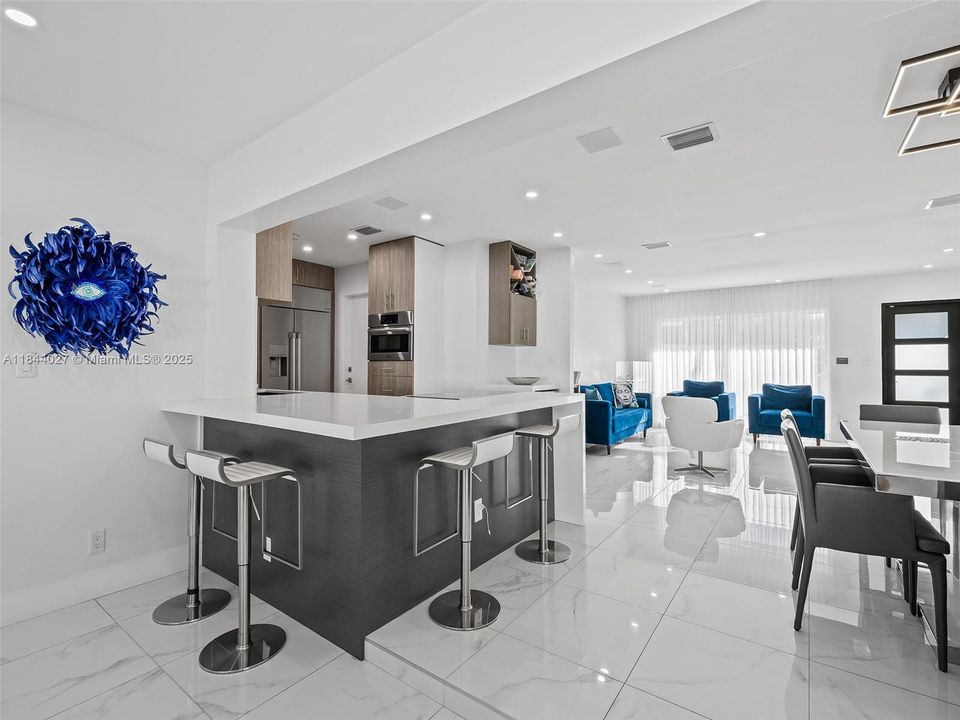 Vendido Recientemente: $1,499,999 (4 camas, 3 baños, 2069 Pies cuadrados)