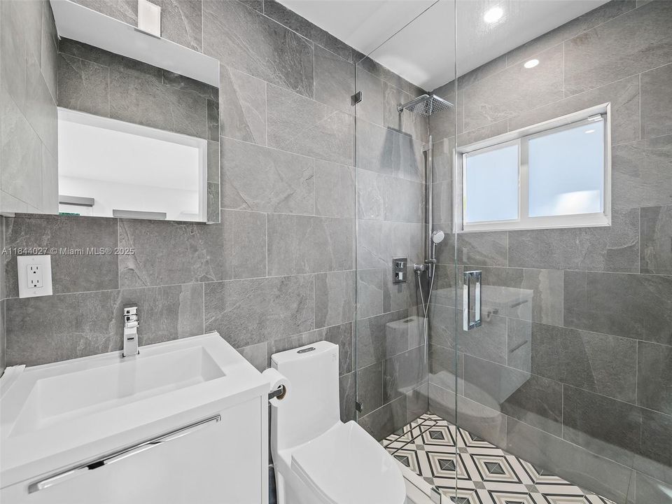 Vendido Recientemente: $1,499,999 (4 camas, 3 baños, 2069 Pies cuadrados)