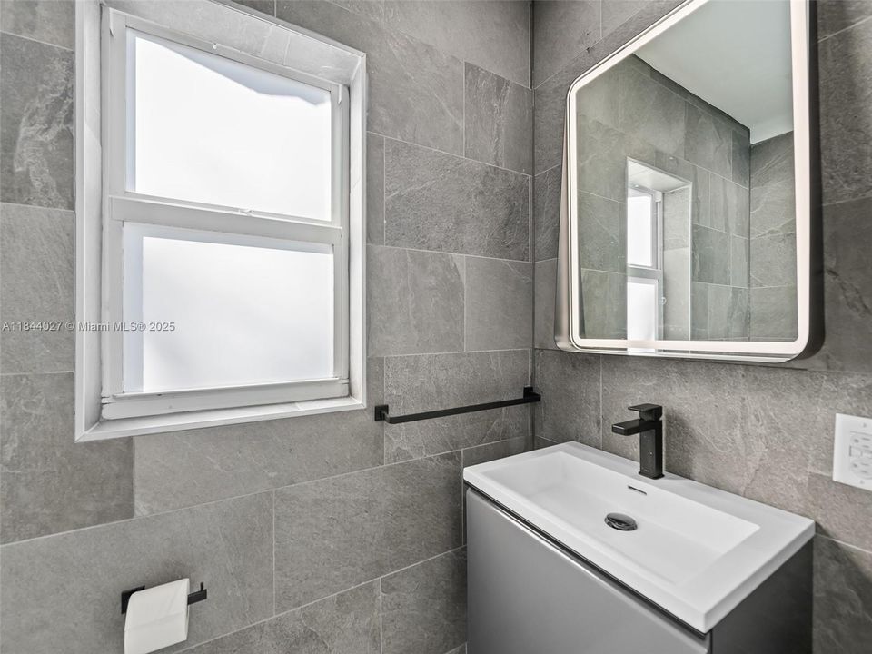 Vendido Recientemente: $1,499,999 (4 camas, 3 baños, 2069 Pies cuadrados)