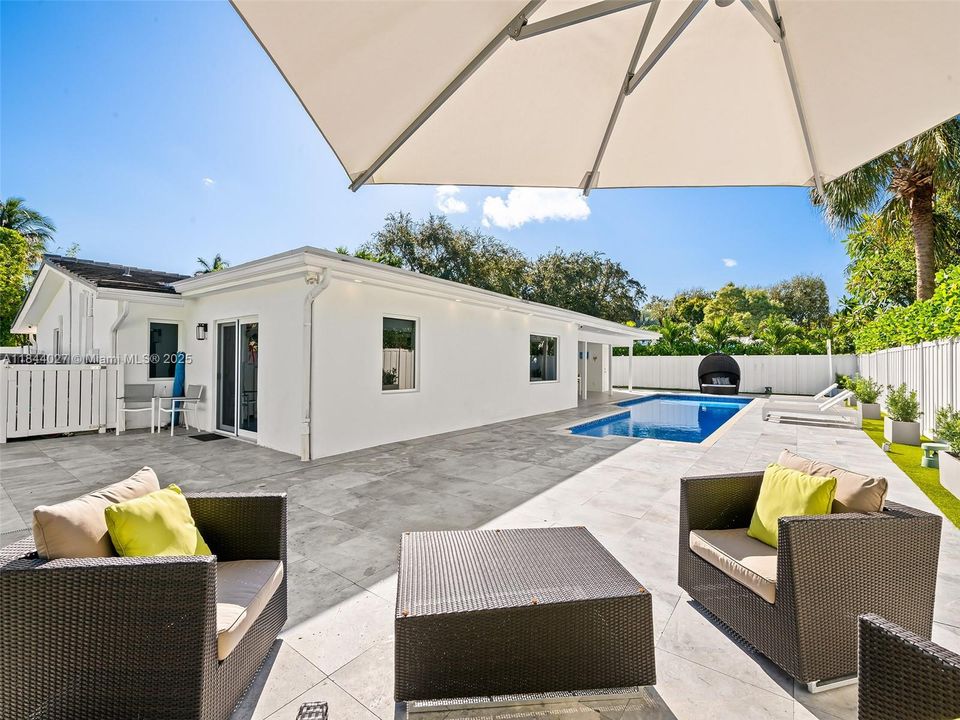 Vendido Recientemente: $1,499,999 (4 camas, 3 baños, 2069 Pies cuadrados)