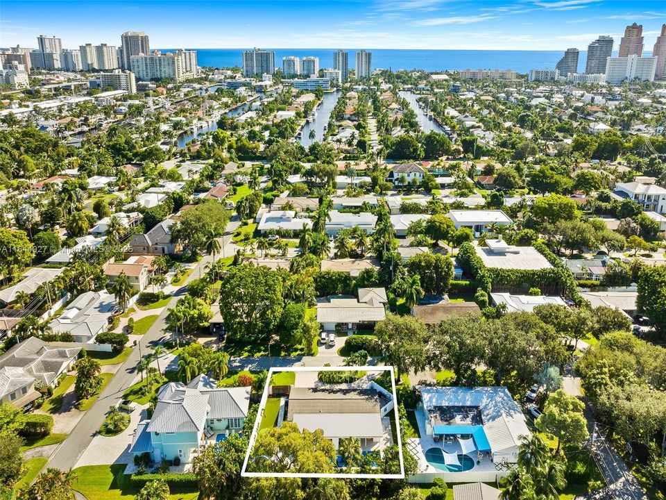 Vendido Recientemente: $1,499,999 (4 camas, 3 baños, 2069 Pies cuadrados)