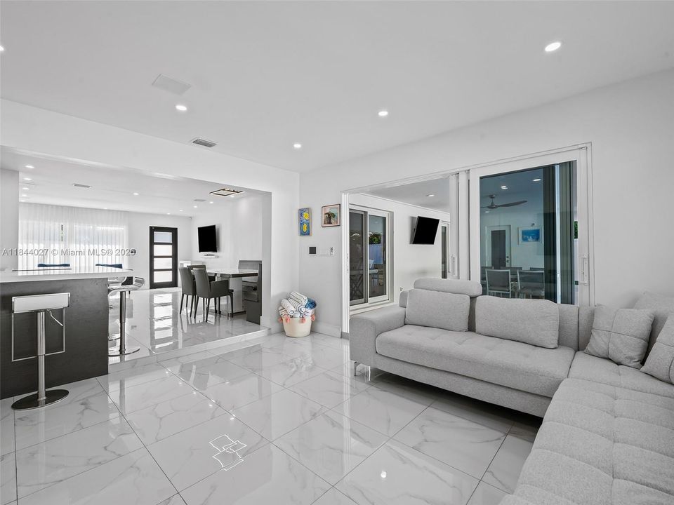 Vendido Recientemente: $1,499,999 (4 camas, 3 baños, 2069 Pies cuadrados)