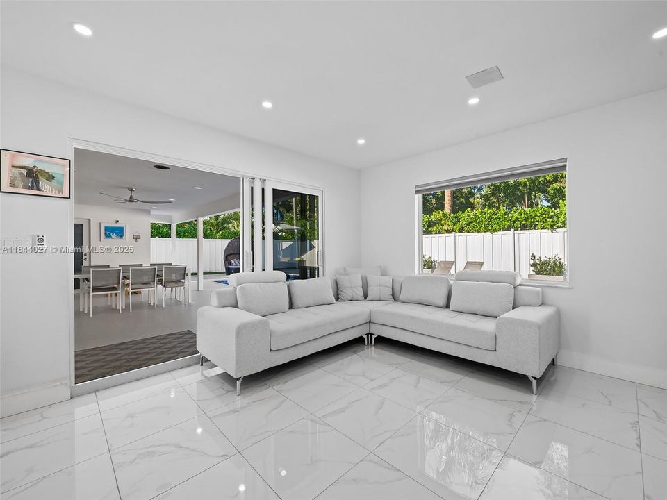 Vendido Recientemente: $1,499,999 (4 camas, 3 baños, 2069 Pies cuadrados)