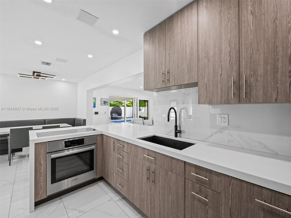 Vendido Recientemente: $1,499,999 (4 camas, 3 baños, 2069 Pies cuadrados)