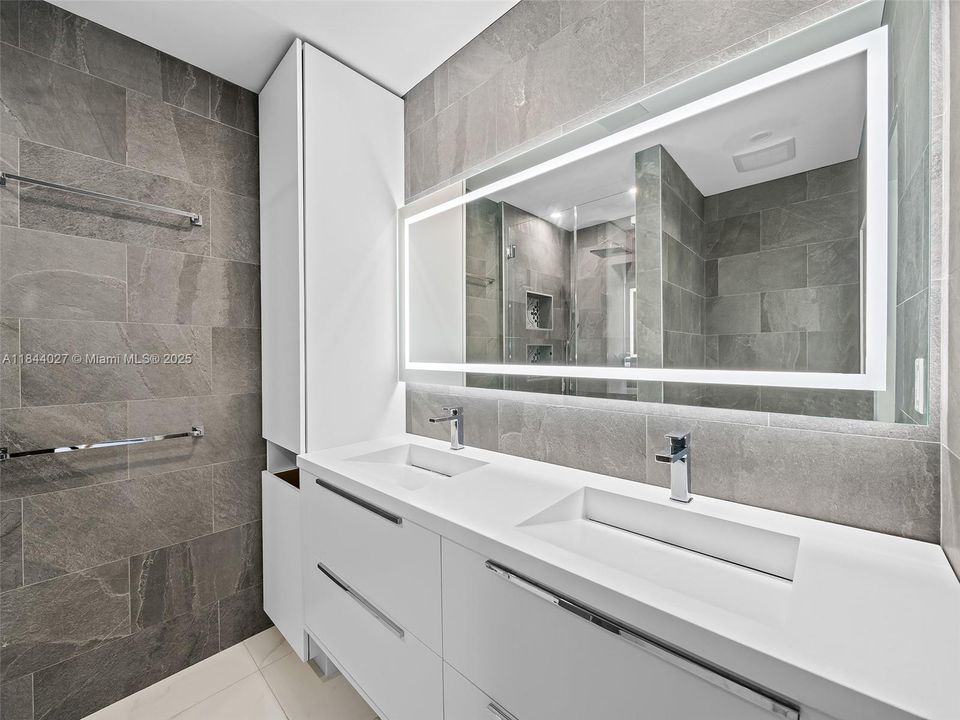 Vendido Recientemente: $1,499,999 (4 camas, 3 baños, 2069 Pies cuadrados)