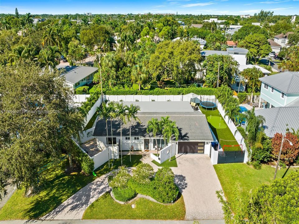 Vendido Recientemente: $1,499,999 (4 camas, 3 baños, 2069 Pies cuadrados)