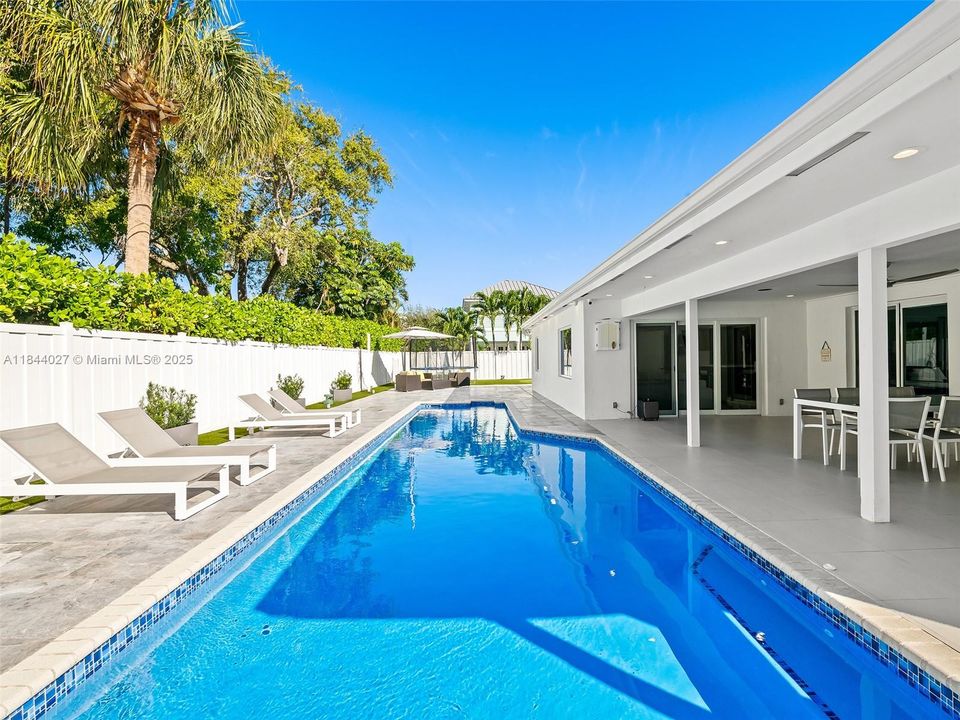 Vendido Recientemente: $1,499,999 (4 camas, 3 baños, 2069 Pies cuadrados)