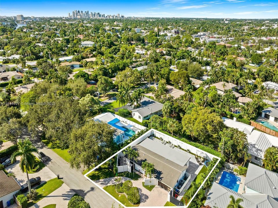 Vendido Recientemente: $1,499,999 (4 camas, 3 baños, 2069 Pies cuadrados)