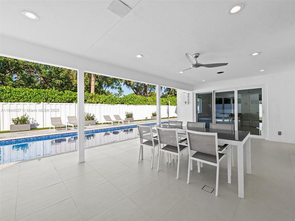 Vendido Recientemente: $1,499,999 (4 camas, 3 baños, 2069 Pies cuadrados)