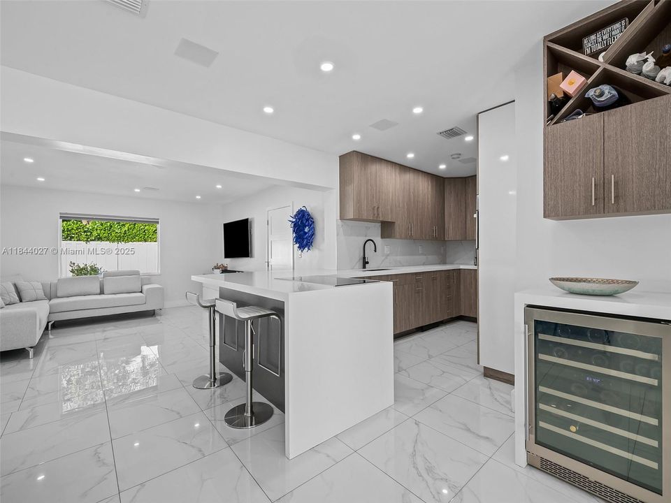 Vendido Recientemente: $1,499,999 (4 camas, 3 baños, 2069 Pies cuadrados)