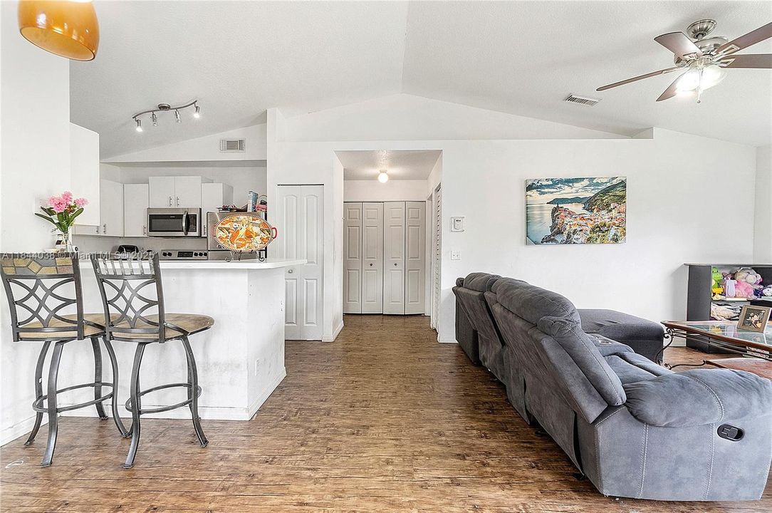 最近租的: $1,600 (2 贝兹, 2 浴室, 1005 平方英尺)