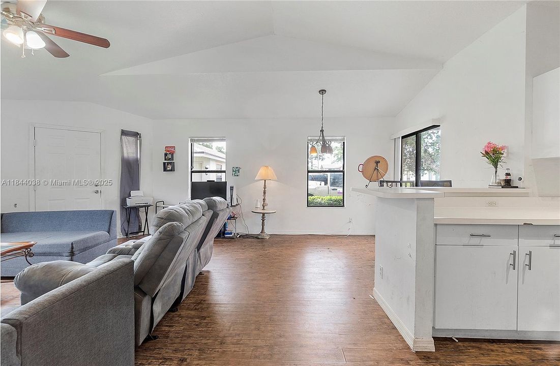 最近租的: $1,600 (2 贝兹, 2 浴室, 1005 平方英尺)