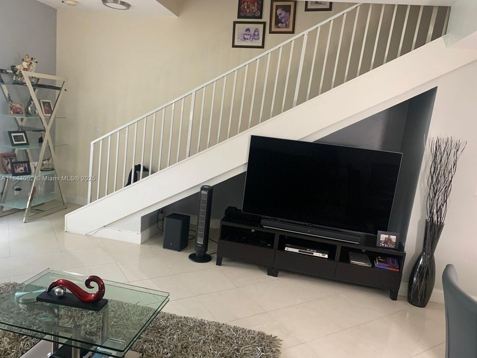 For Sale: $539,000 (2 beds, 2 baths, 1131 Square Feet)