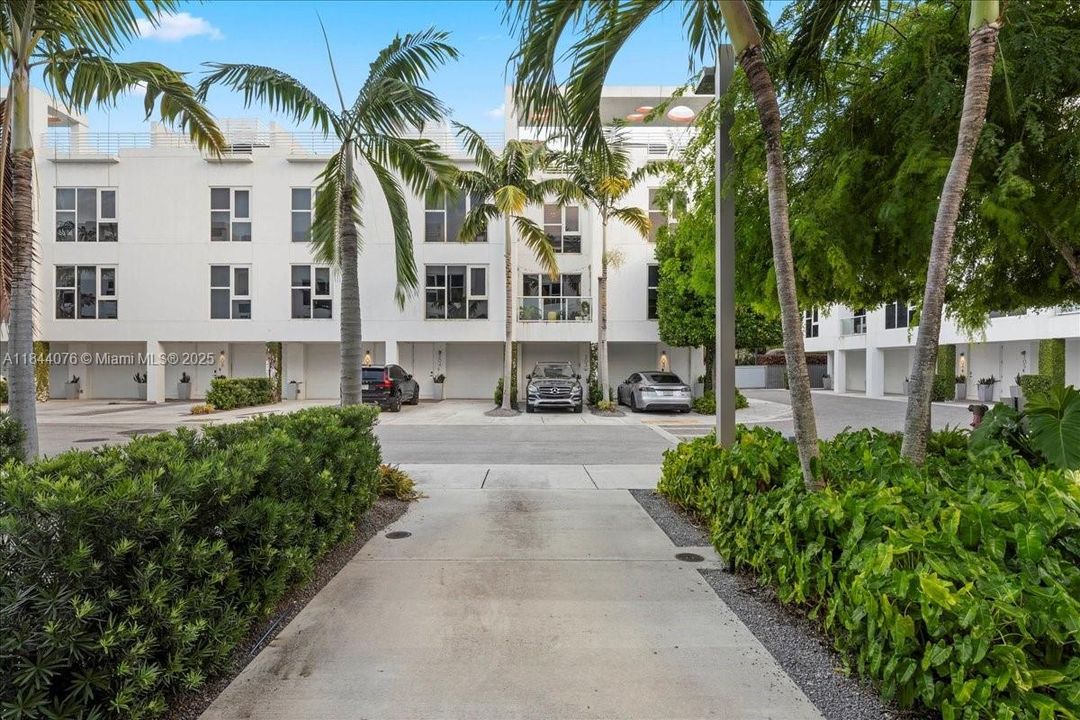 Active With Contract: $2,056,000 (3 beds, 2 baths, 2236 Square Feet)