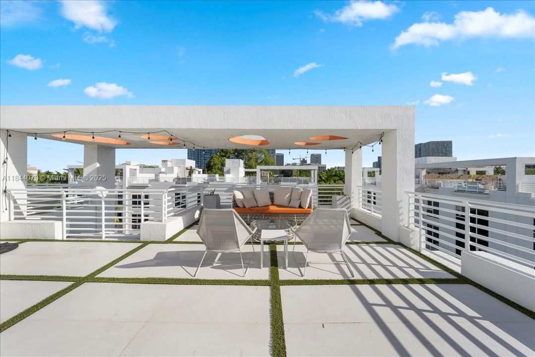 Active With Contract: $2,056,000 (3 beds, 2 baths, 2236 Square Feet)