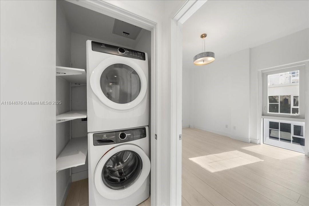 Active With Contract: $2,056,000 (3 beds, 2 baths, 2236 Square Feet)