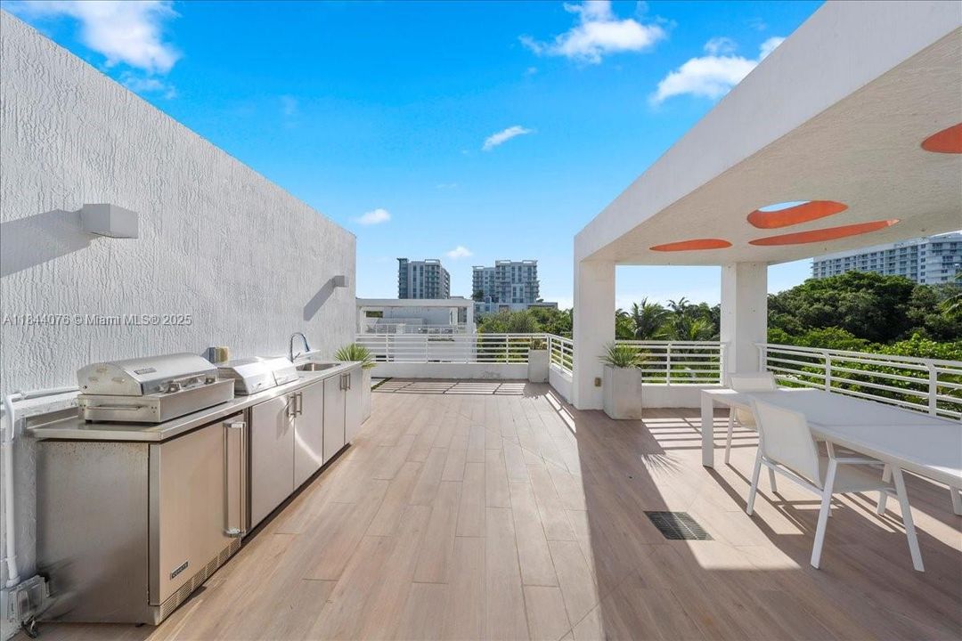 Active With Contract: $2,056,000 (3 beds, 2 baths, 2236 Square Feet)