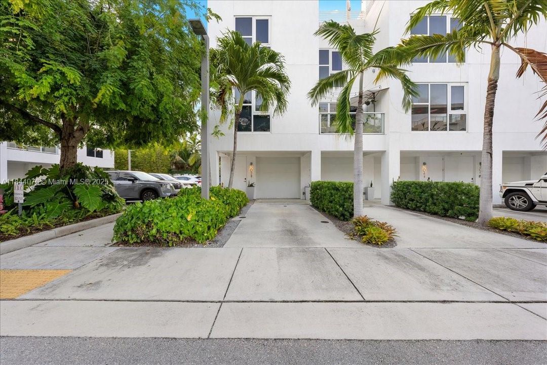 Active With Contract: $2,056,000 (3 beds, 2 baths, 2236 Square Feet)