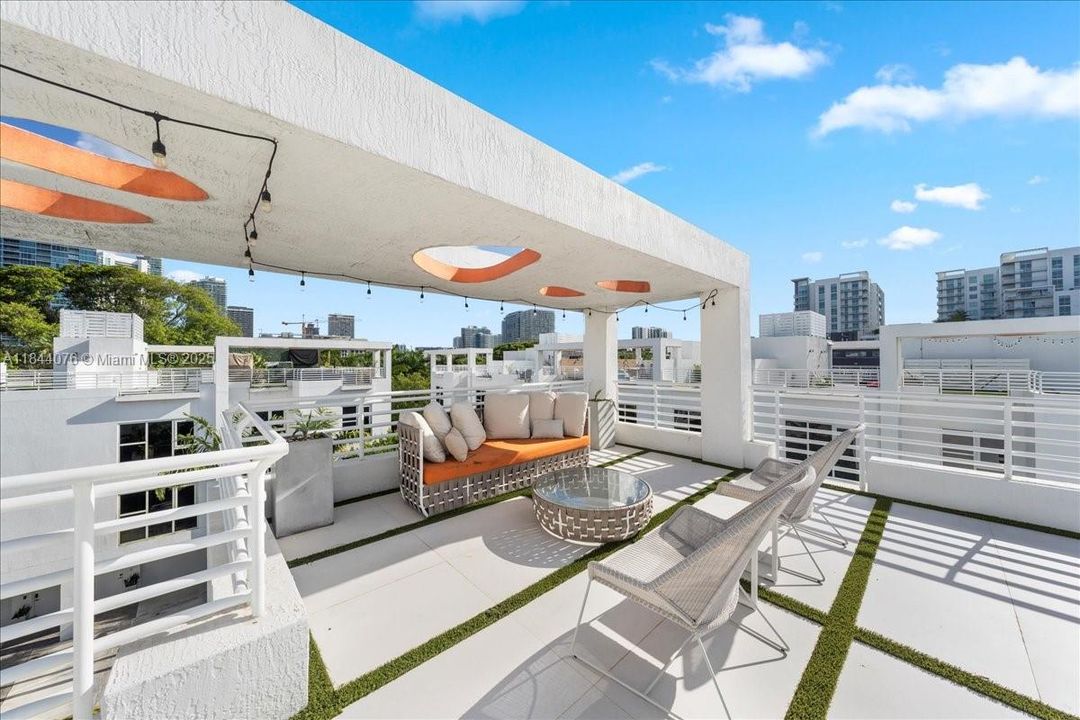 Active With Contract: $2,056,000 (3 beds, 2 baths, 2236 Square Feet)